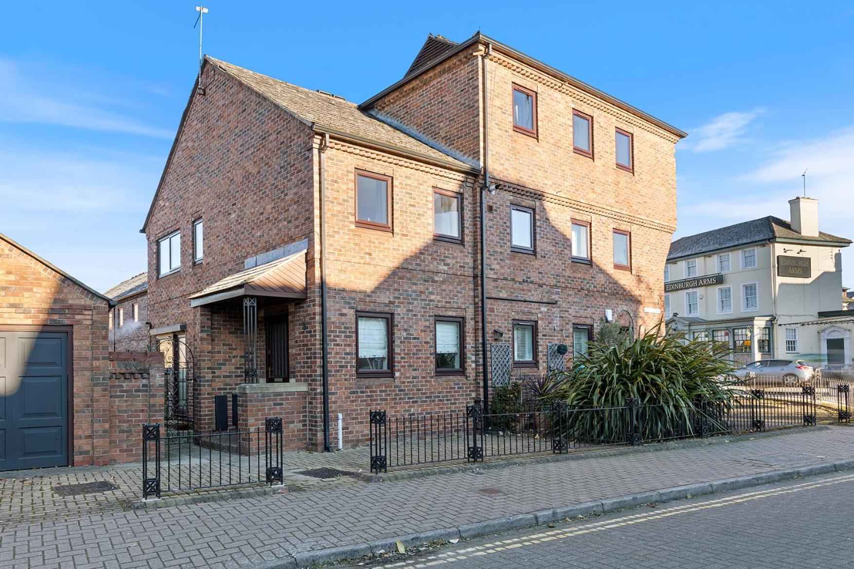 Pass The Keys Townhouse With Free Parking Holiday home York